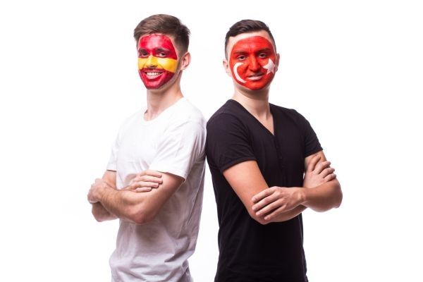 Español pintado con la bandera de España y turco pintado con la bandera de Turquía