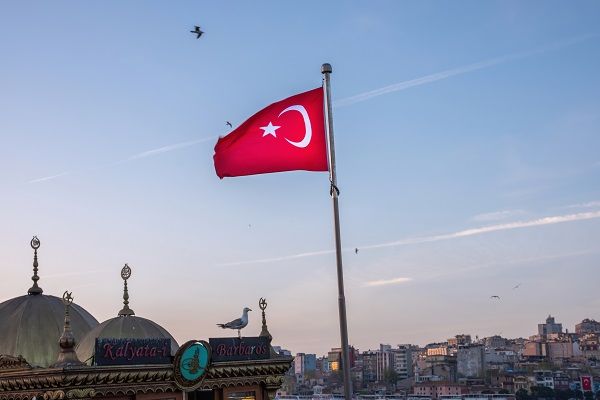 Bandera de Turquía sobre los edificios típicos de la ciudad de Estambul