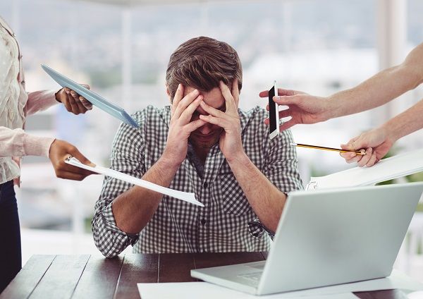 Hombre padeciendo estrés en el trabajo