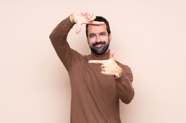 Hombre feliz haciendo un gesto con las manos