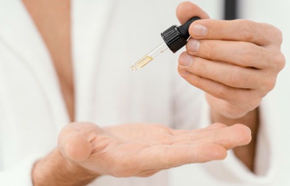 Mujer echándose en la mano un producto capilar