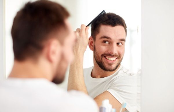 Hombre feliz después de un trasplante capilar