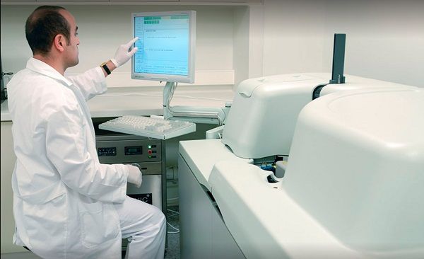 Cirujano capilar revisando datos en un ordenador