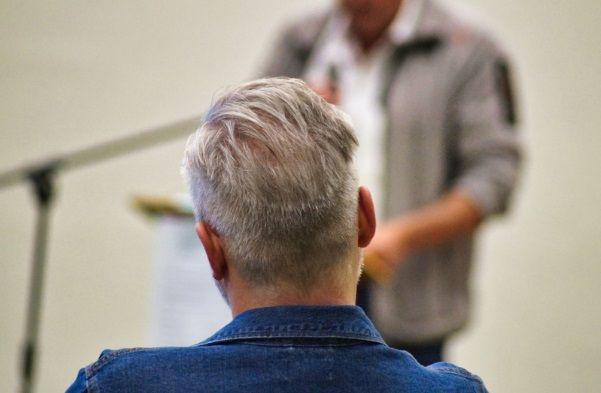 Hombre de espaldas con el pelo blanco