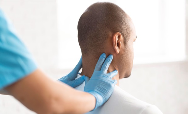 Cirujano revisando a un hombre con alopecia para planificar la intervención de trasplante capilar