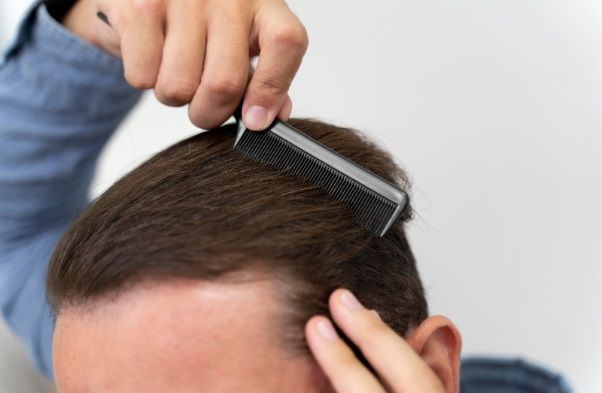 Hombre peinándose el cabello