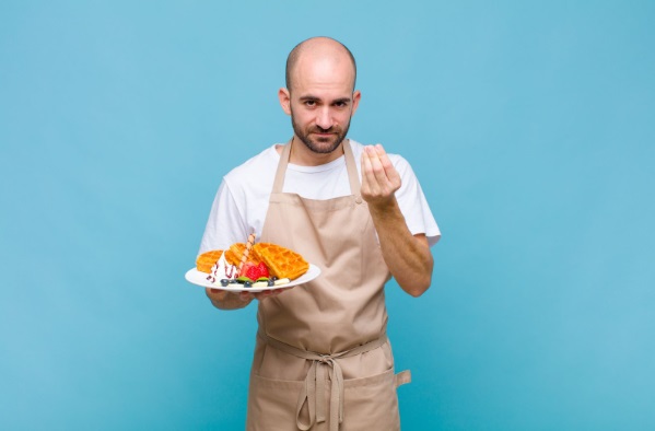 Hombre con calvicie con un plato de comida en la mano