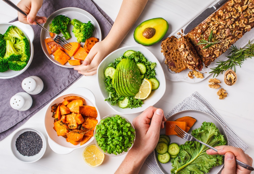 Diferentes alimentos sobre la mesa representando una alimentación equilibrada