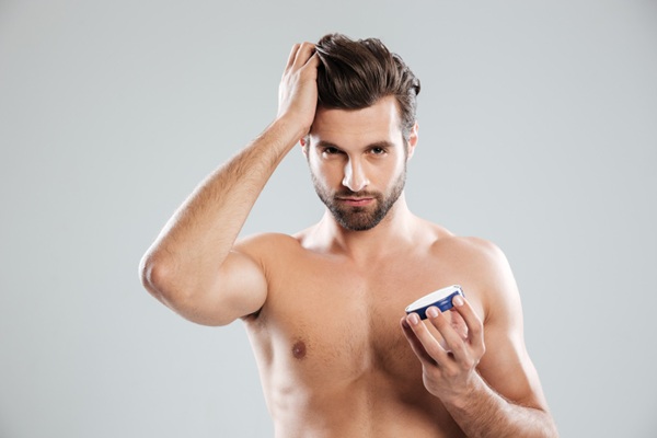 Hombre nutriéndose el pelo con productos