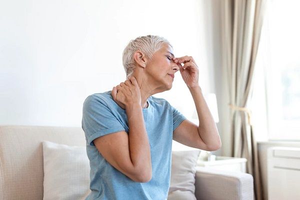 Mujer con menopausia sufriendo debilitamiento del cabello