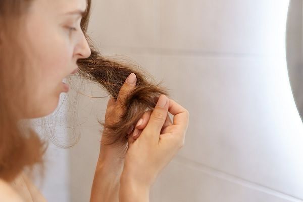 como influye la contaminación en el pelo