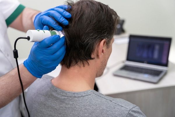 Hombre recibiendo terapia láser en el cabello