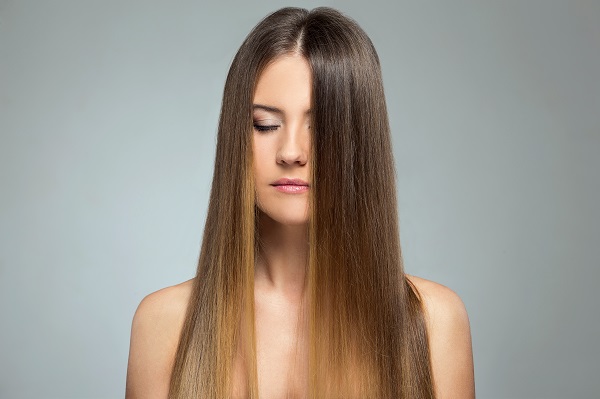 Mujer guapa con el pelo liso precioso