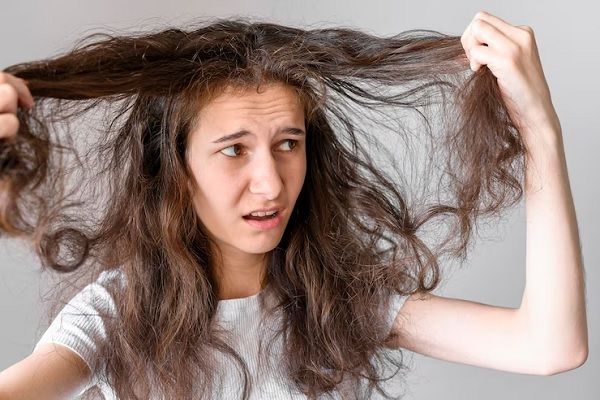pelo debil y reseco