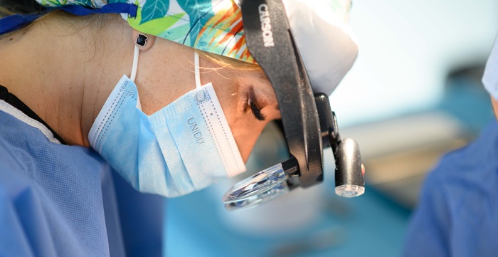 Doctora Bárbara López en quirófano