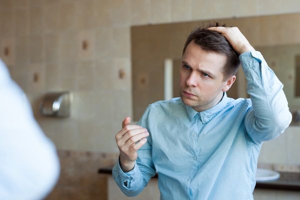 Hombre joven con temor a tener alopecia