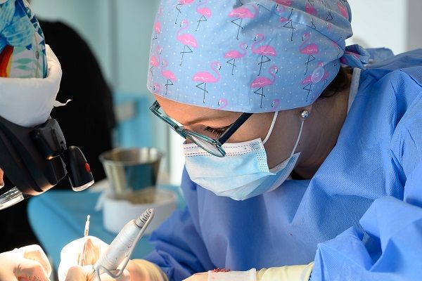 Doctores realizando un trasplante capilar con técnica FUE Zafiro