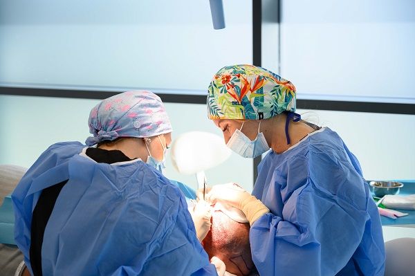 Operación de implante capilar llevada a cabo por los cirujanos de Capilclinic