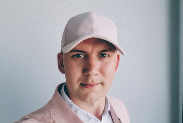 Hombre con gorra después de un trasplante capilar en verano