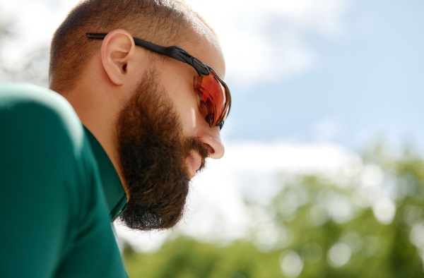 Hombre con gafas en verano para un trasplante capilar