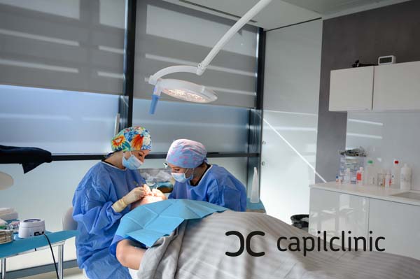 Cirujanos en quirófano realizando un injerto capilar