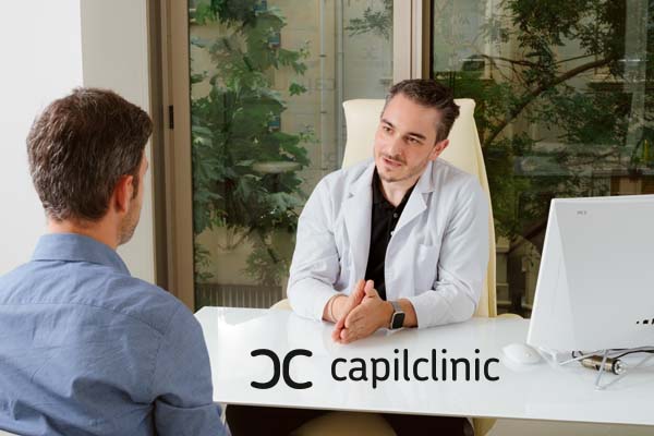 Paciente en la clínica Capilclinic hablando con el doctor
