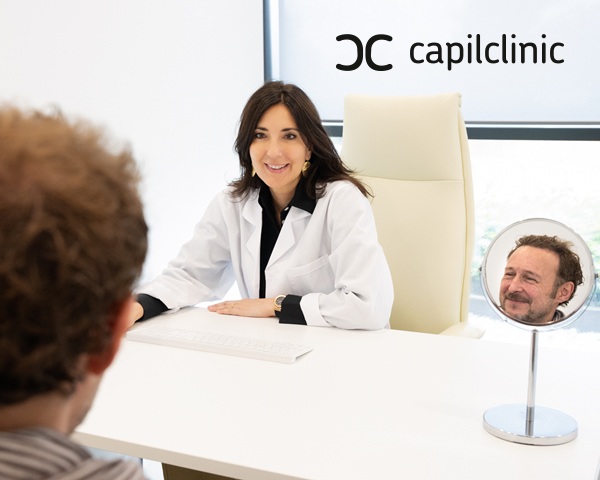 Doctora de Capilclinic atendiendo un paciente en las instalaciones de Capilclinic